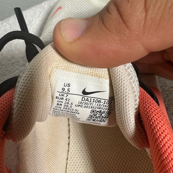 NIKE WOMEN QUEST size 9.5 has an orange/pink tone to it - Picture 9 of 9